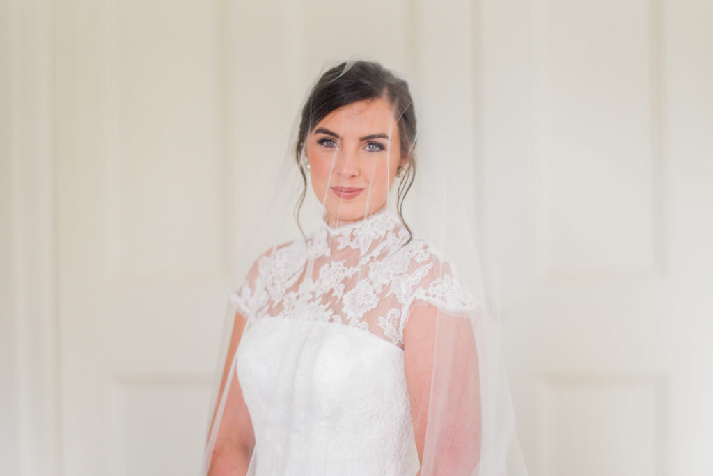 big eddy club wedding, luxury wedding photographer, exquisite bride in lace dress with veil